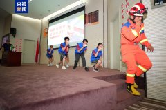 消防员和志愿者们为师生们发放了消防宣传资料